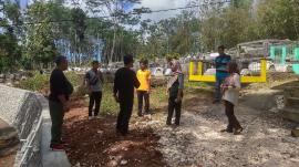 Monitoring dan Evaluasi Pembangunan Cor Rabat dan Talut di Lokasi Makam Padukuhan Mrico